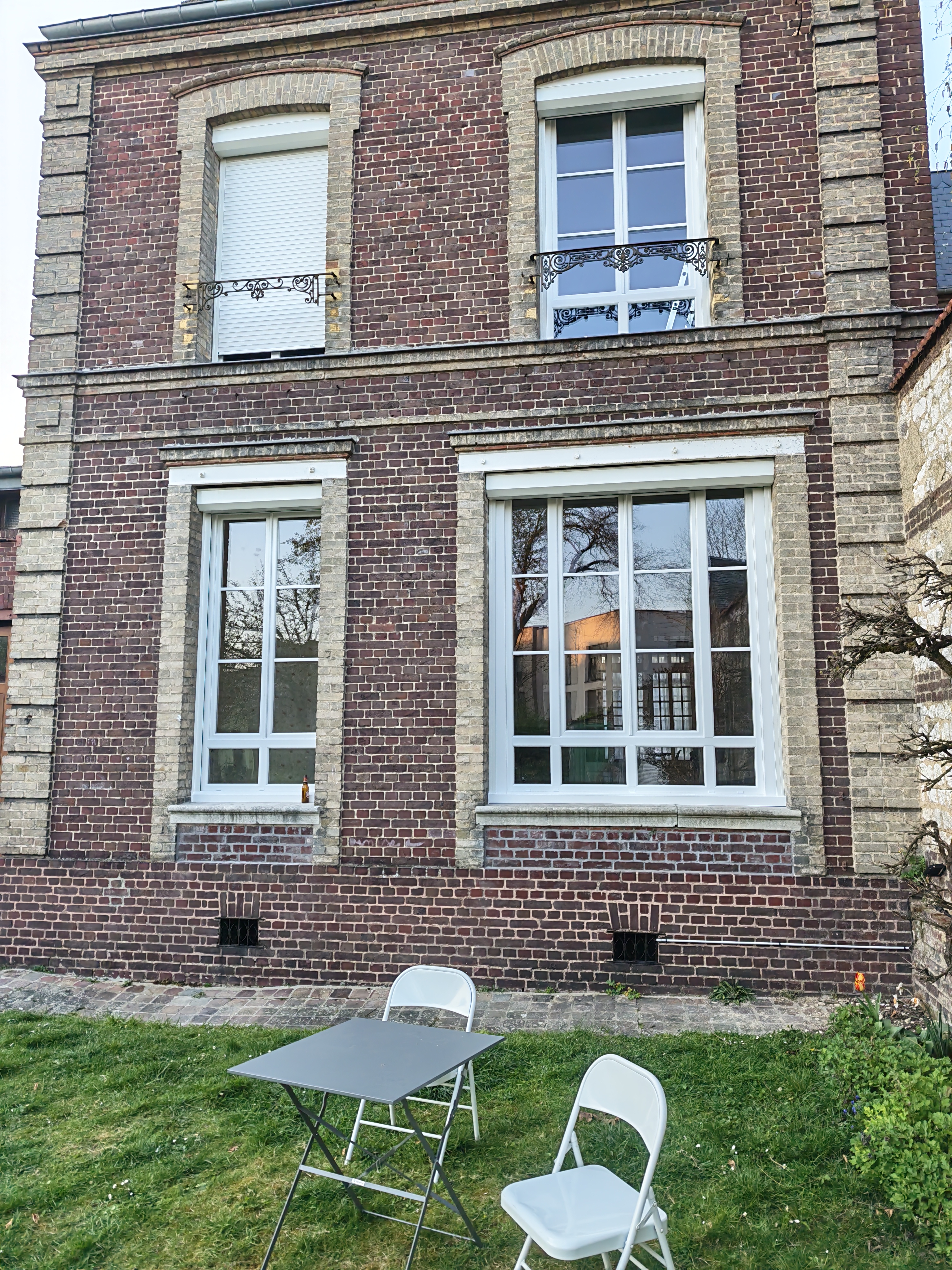 Détail de la façade en briques avec ferronnerie