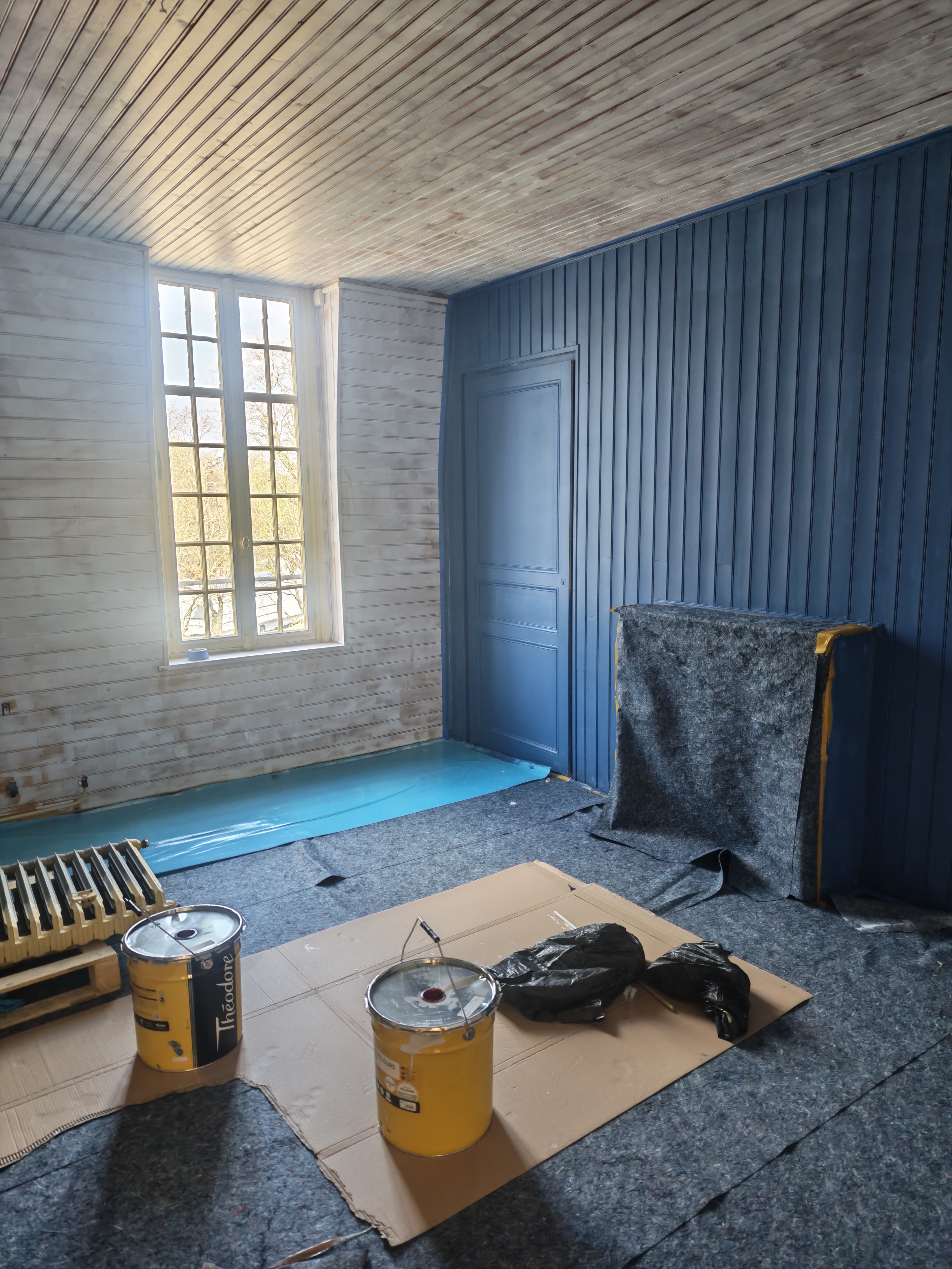 Chambre en rénovation, boiseries bleues et lambris